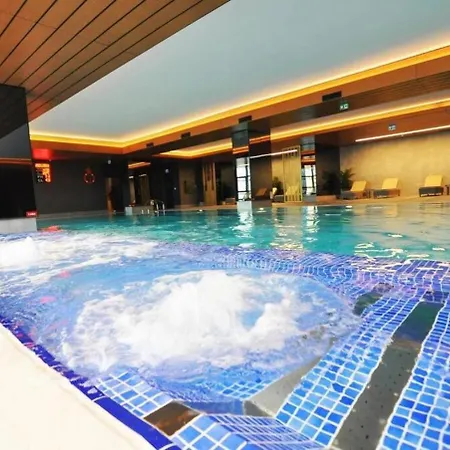 Gorgeous Bright Parking Poolviews! #135 * イスタンブール